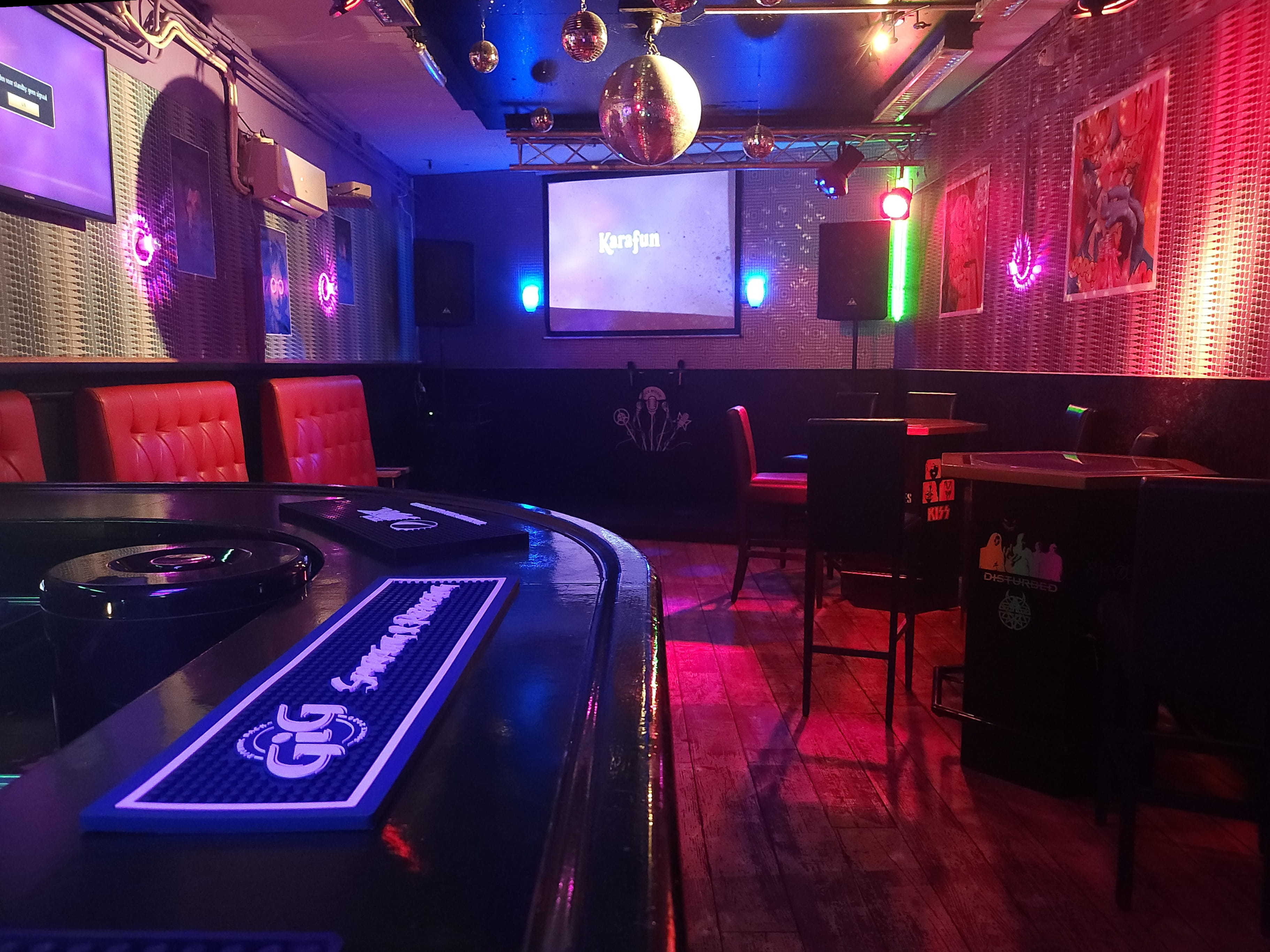 Buitenkant karaokebar Roxy's