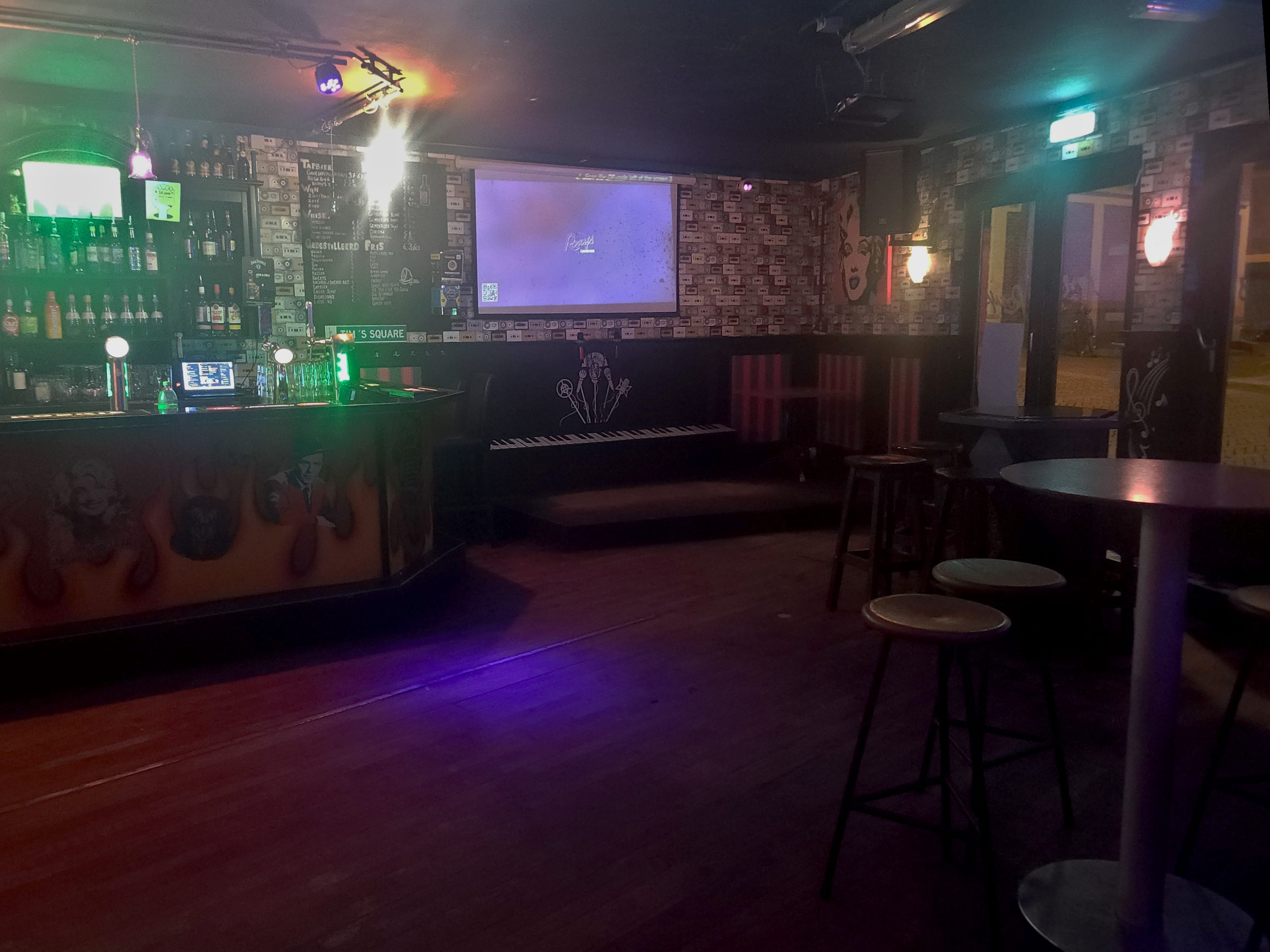 Podiumgedeelte karaokebar Roxy's