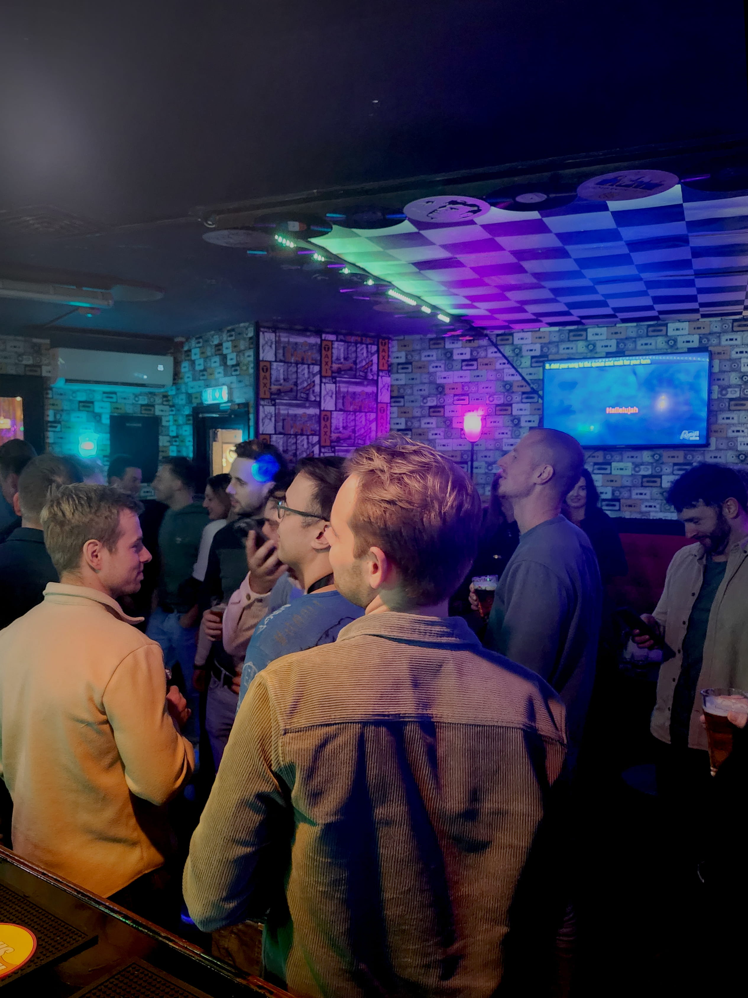 Bovengedeelte karaokebar Roxy's
